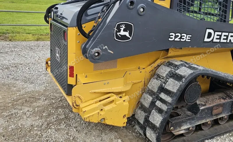 2016 John Deere 323E photo 30