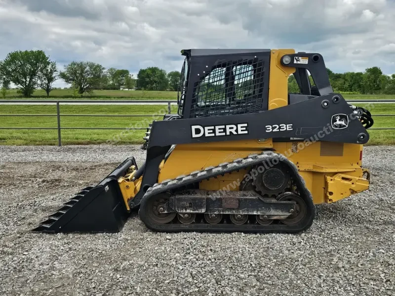 2016 John Deere 323E photo 3