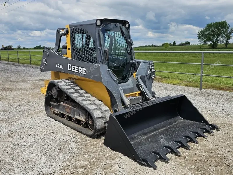 2016 John Deere 323E photo 19