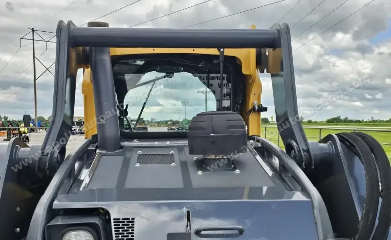 2016 John Deere 323E photo 6