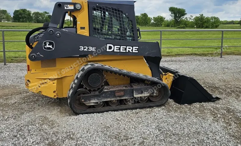 2016 John Deere 323E photo 15