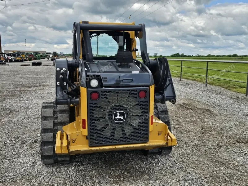2016 John Deere 323E photo 7