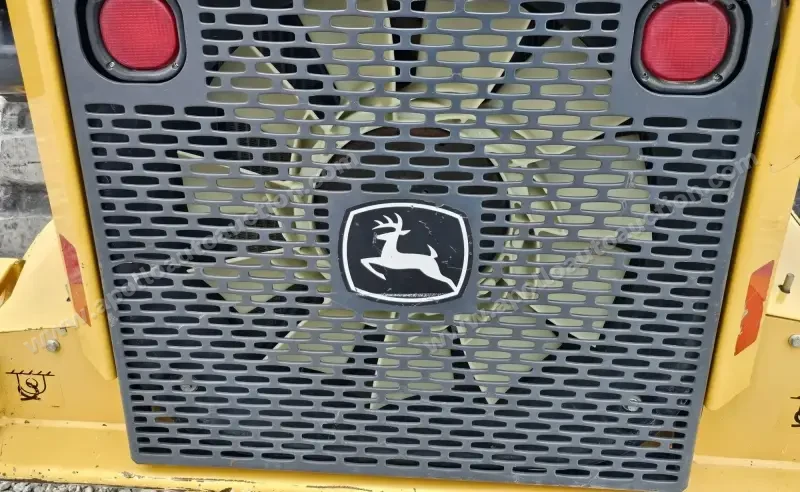 2016 John Deere 323E photo 4