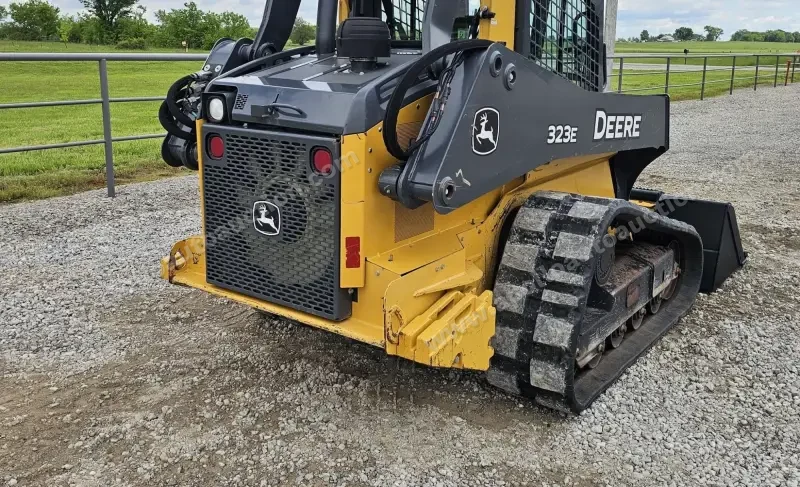 2016 John Deere 323E photo 9