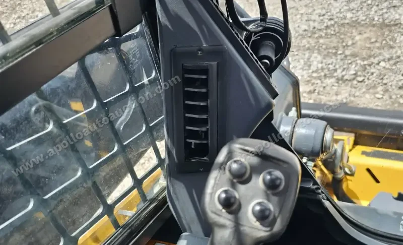 2016 John Deere 323E photo 18