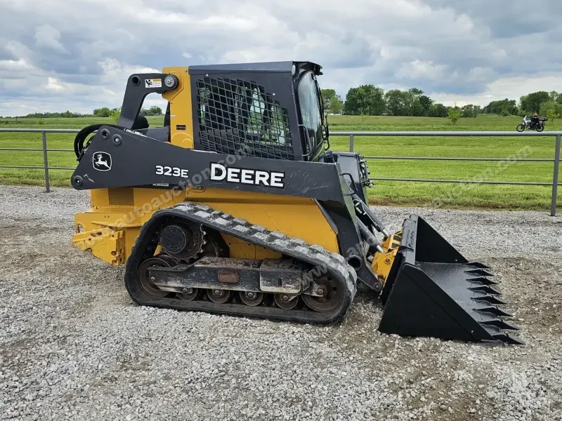 2016 John Deere 323E photo 17