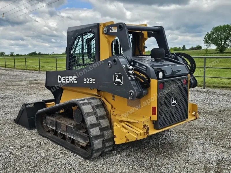 2016 John Deere 323E photo 5
