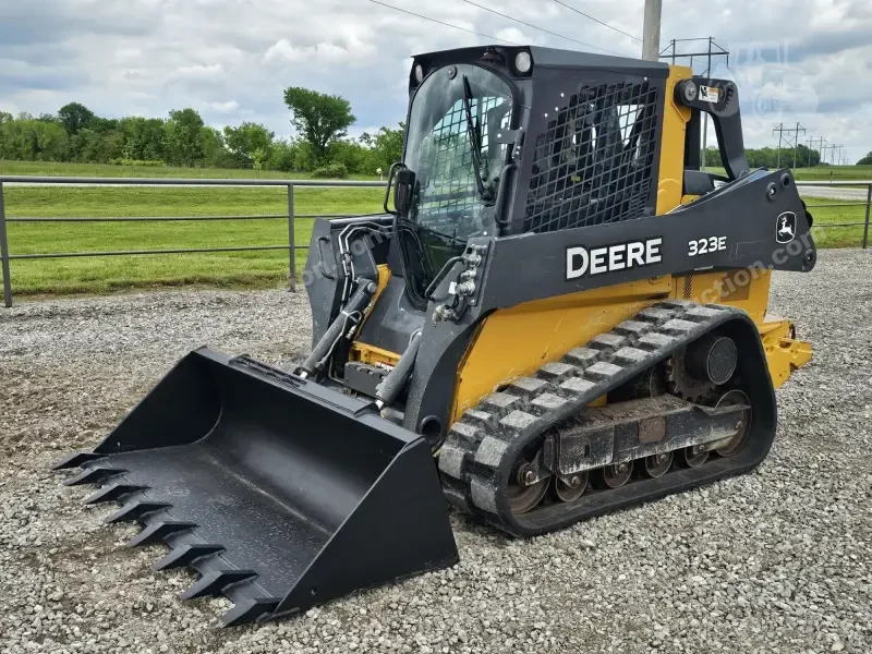 2016 John Deere 323E photo 1