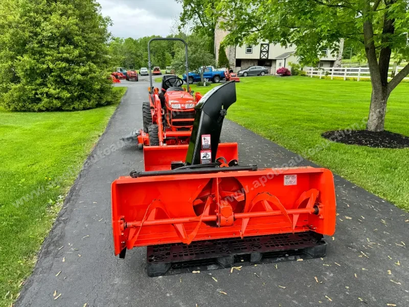 2014 Kubota B2920 Tractor Loader Snowblower photo 3