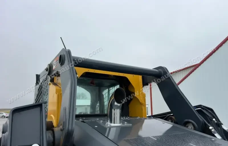 2016 John Deere 333G photo 11
