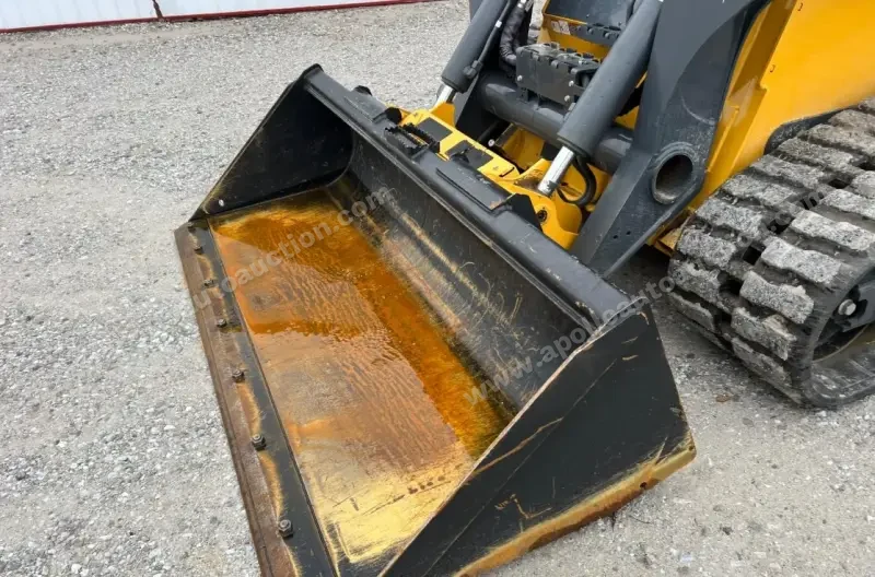 2016 John Deere 333G photo 9