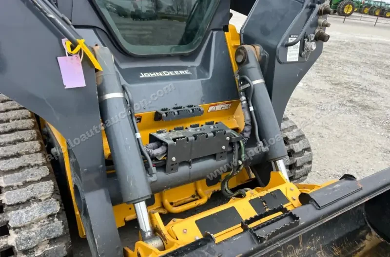 2016 John Deere 333G photo 14