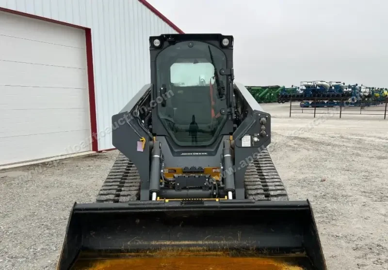 2016 John Deere 333G photo 2