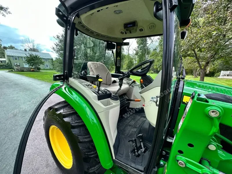 2020 John Deere 3039R photo 17