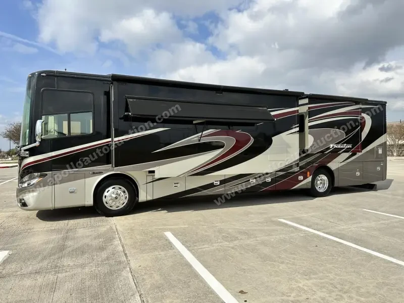 2015 Tiffin Phaeton 40QBH photo 2